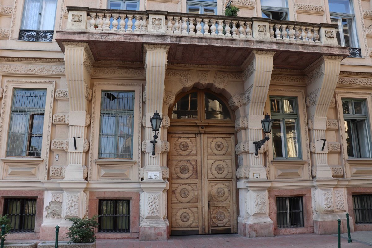 A palotarész Pollack Mihály térre néző bejárati kapuja és erkélye (Fotó: Dubniczky Zsolt/pestbuda.hu) IMG_5826_1.jpg