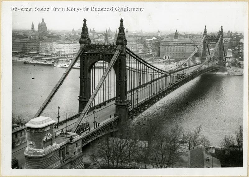 Az Erzsébet híd közel 80 évvel később a Szvoboda által javasolt helyen, és nyílásbeosztással épült meg, megépültekor világrekordernek számított (Fotó: FSZEK, Budapest Gyűjtemény) edf18390-ed4d-4a7a-b508-9511f3d06f23.jpg