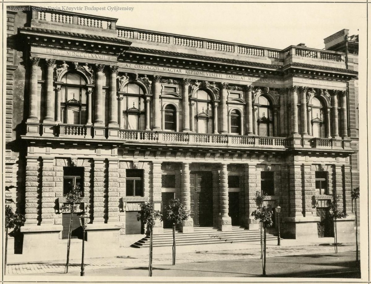Az Iparművészeti Múzeum anyagát a Régi Műcsarnokban is őrizték (Forrás: FSZEK Budapest Gyűjtemény) 02 régi műcsarnok.jpg