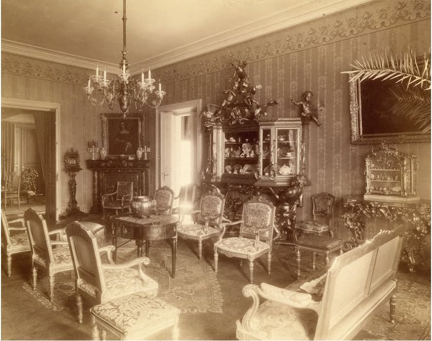 A nagy fogadószobában olasz ülőgarnitúrát helyeztek el (Ismeretlen szerző felvétele, 1906, forrás: Iparművészeti Múzeum) 08 nagy fogadó.jpg