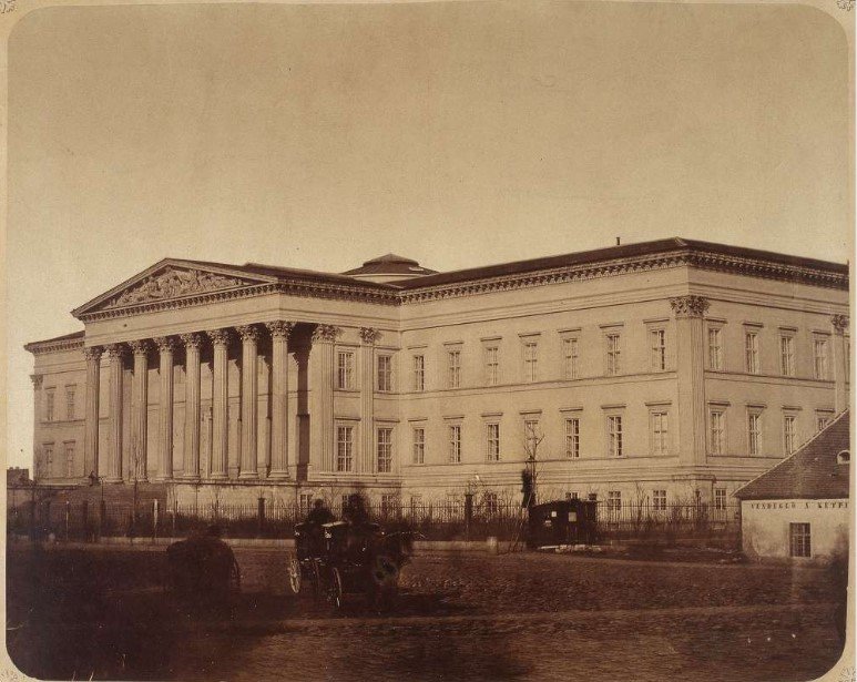 A Múzeum és a fogadó 1859-ben (Forrás: FSZEK Budapest-gyűjtemény) két pisztoly_2.jpg