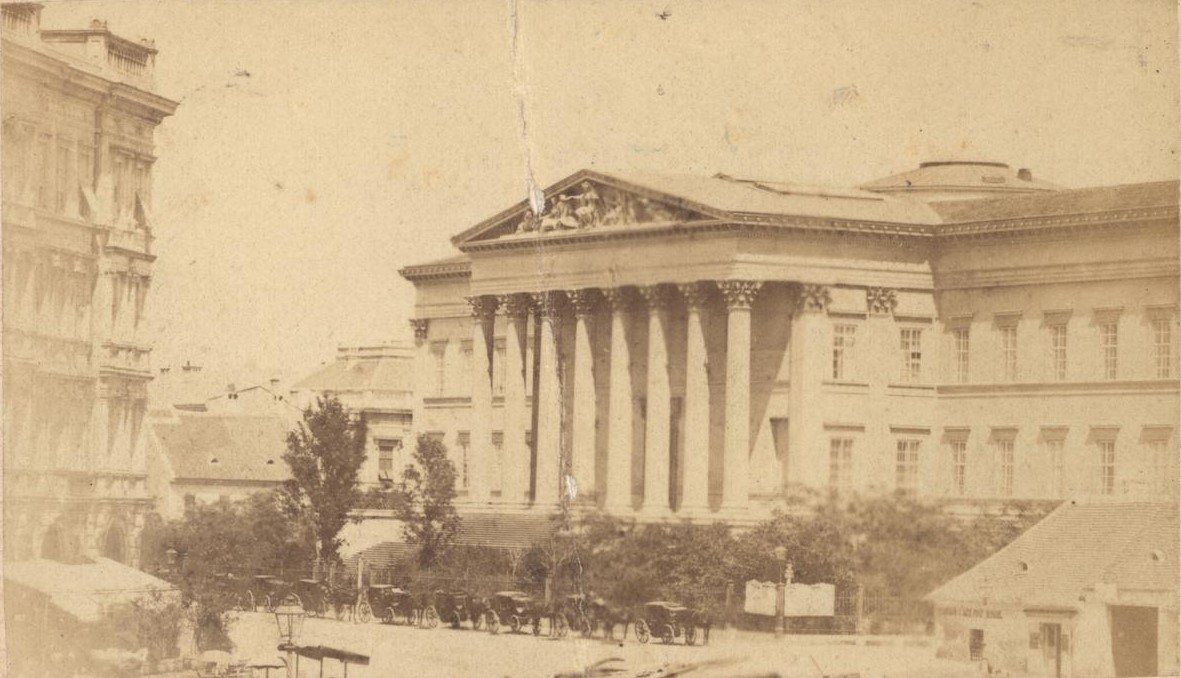 A Múzeum és a fogadó az 1870-es évek legelején. A kép bal szélén a Kálvin téri, már nagyvárosi környezetre jellemző háromemeletes Geist ház látható (Forrás: FSZEK Budapest-gyűjtemény) FSZEK_080122.jpg