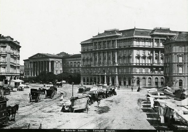 A Két pisztoly fogadó helyén épült Pesti Hazai Első Takarékpénztár bérháza a Nemzeti Múzeummal Klösz György felvételén az 1870-es évek derekán (Forrás: FSZEK Budapest-gyűjtemény) FSZEK_000100.jpg