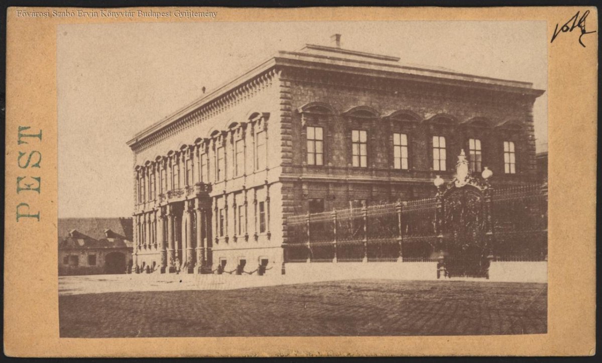 A Festetics palota és mellette balra a háttérben a Degenfeld-Schomburg palotabérházat megelőző földszintes épület az 1870-es évek legelején (Forrás: FSZEK Budapest-gyűjtemény) FSZEK_080106.jpg
