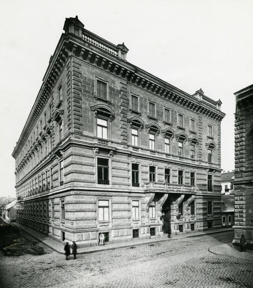 A Degenfeld-Schomburg palotabérház Klösz György felvételén az 1880-as években, két oldalán a még múltat idéző földszintes épületekkel (Forrás: FSZEK Budapest-gyűjtemény) degenfeld.jpg