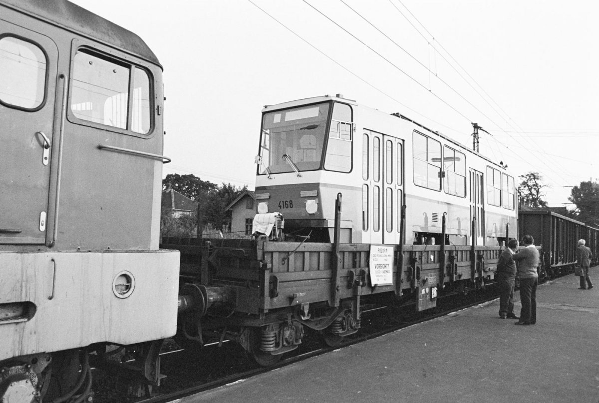 Tatra villamos érkezik Magyarországra 1980-ban (Fotó: Fortepan/képszám 288993) fortepan_288993.jpg