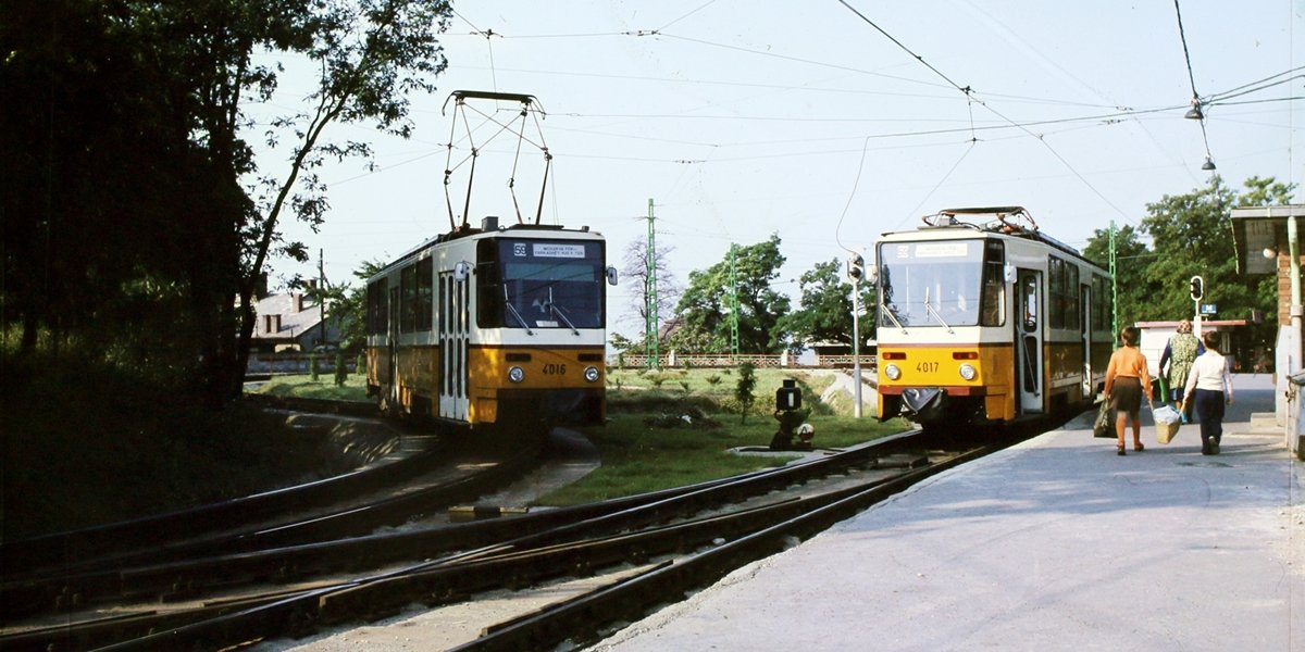 Az új villamosok a mai Márton Áron téren 1980-ban (Fotó: Fortepan/UVATERV) fortepan_99559_v.jpg