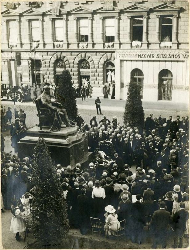 Jókai szobor 1921 FSZEK.jpg Jókai szobor 1921 FSZEK.jpg