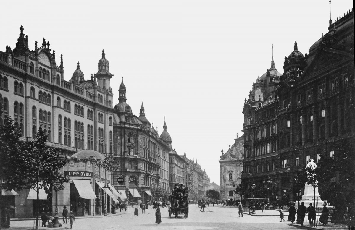 A Ferenciek tere (Kígyó tér), szemben a Kosuth Lajos utca 1911-ben (Fotó: Fortepan/Képszám: 277876) fortepan_277876 (1).jpg