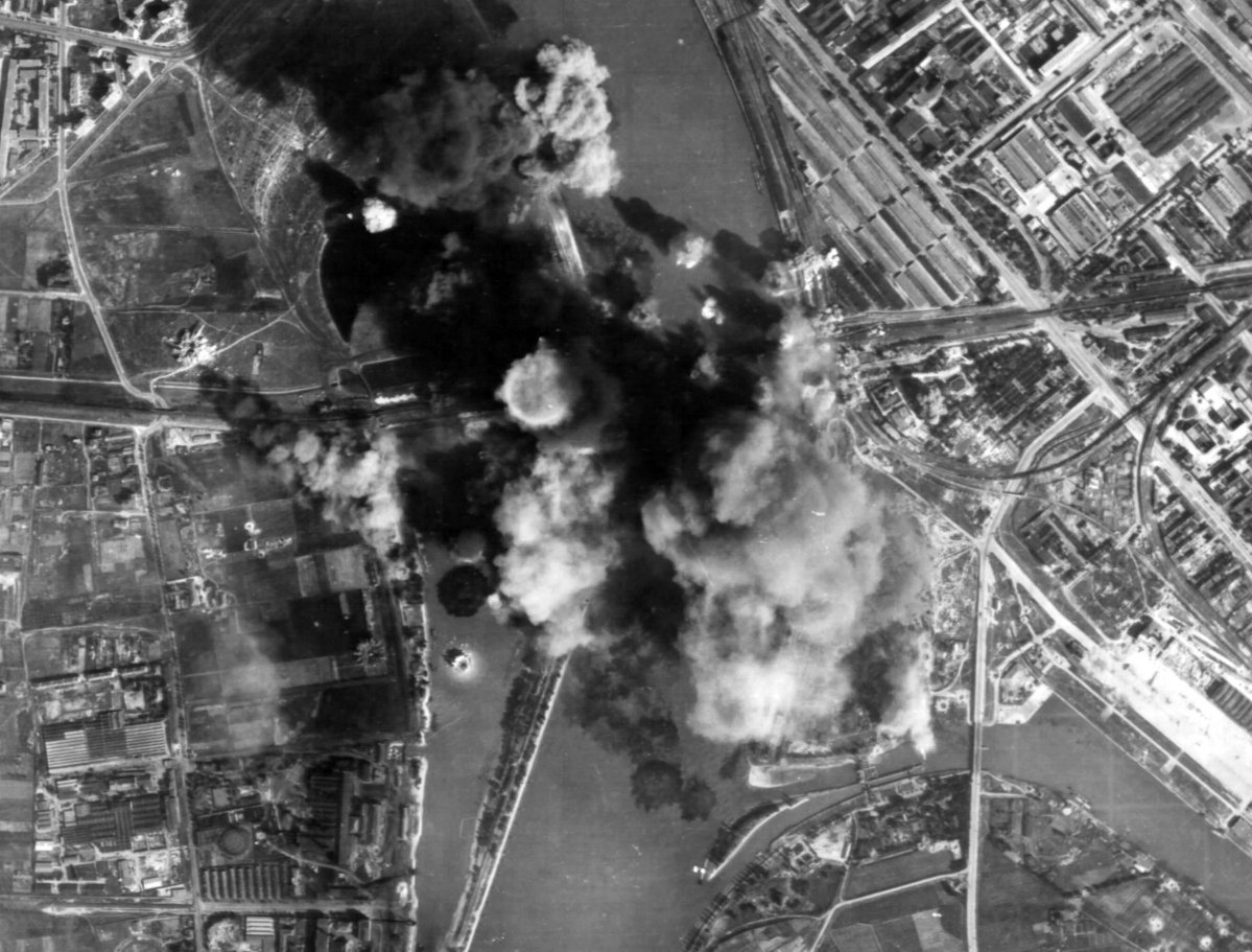 Angolszász repülők bombázzák az Összekötő vasúti hidat 1944 őszén, balra Lágymányos, jobbra a Dunapart Teherpályaudvar és a Nagyvásártelep (Fotó: Fortepan/Képszám: 24316) fortepan_24316.jpg