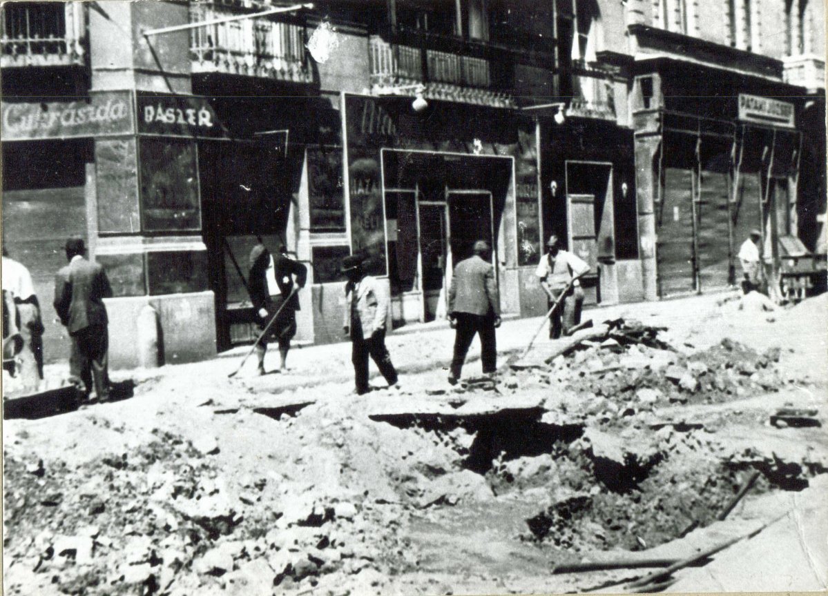 Romeltakarítást végző zsidó munkaszolgálatosok a Ráday utca 43-45. előtt 1944 őszén (Forrás: Ferencvárosi Helytörténeti Gyűjtemény) 1172 Budapest a bombázás után IX ker Ráday u 41-43 1944 VI 2 (1).jpg