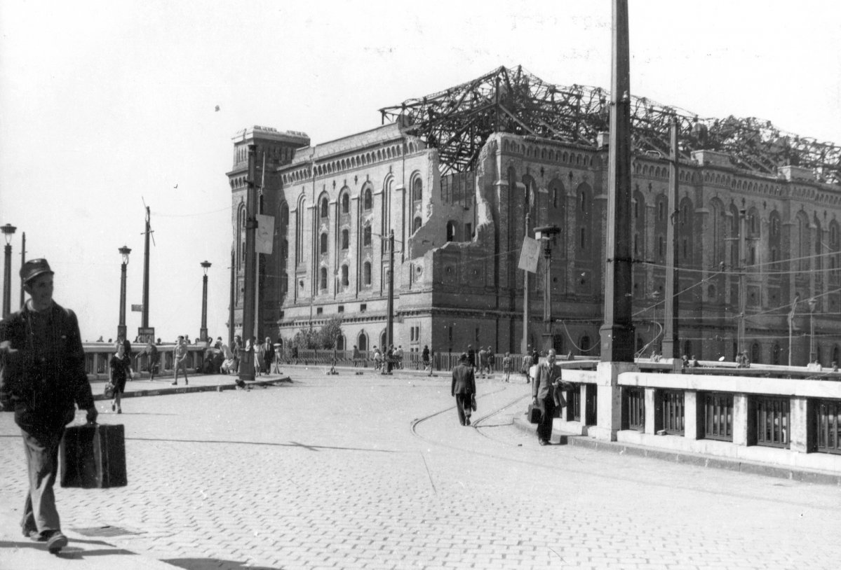 Az Elevátorház a Boráros téren 1944 őszén (Fotó: Fortepan) elevátor_boráros.jpg