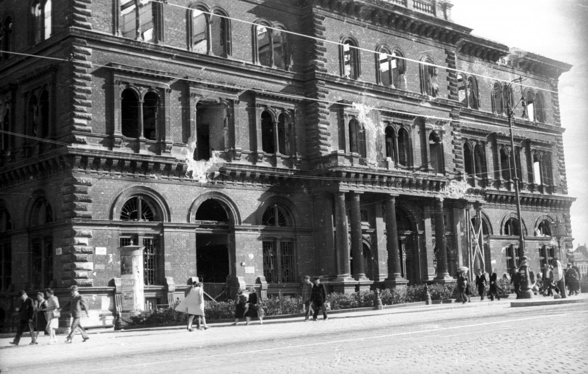 Az ostrom alatt súlyosan megrongálódott Fővámpalota 1945 tavaszán (Fotó: Fortepan/Képszám: 5805) fortepan_5805__.jpg