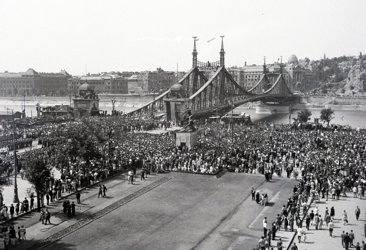 A Szabadság híd átadása 1946. augusztus 20-án (Fotó: Fortepan/Képszám: 285876) fortepan_285876.jpg
