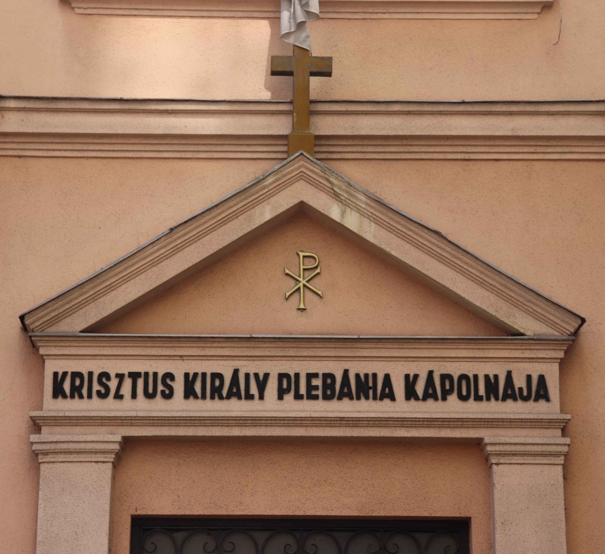 A Krisztus Király kápolna Reviczky utcai bejáratának timpanonja (Fotó: Dubniczky Zsolt/pestbuda.hu) IMG_7351_1.jpg