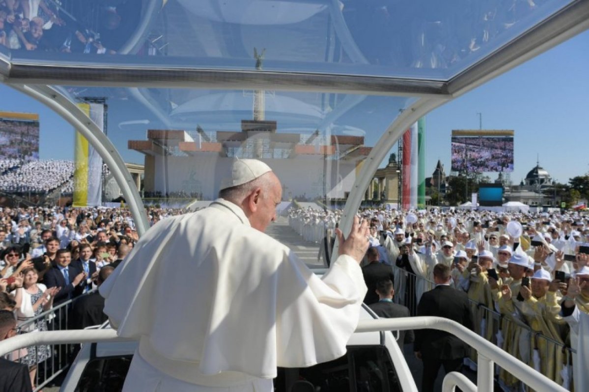 Ferenc pápa 2021. szeptember 12-én, a Hősök terén bemutatta az 52. Nemzetközi Eucharisztikus Kongresszus záró szentmiséjét (Fotó: Vatican News) img9.jpg