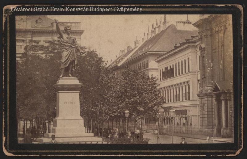 A Petőfi-szobor 1885 körül (Forrás: FSZEK Budapest Gyűjtemény) 11_petőfi-szobor.jpg