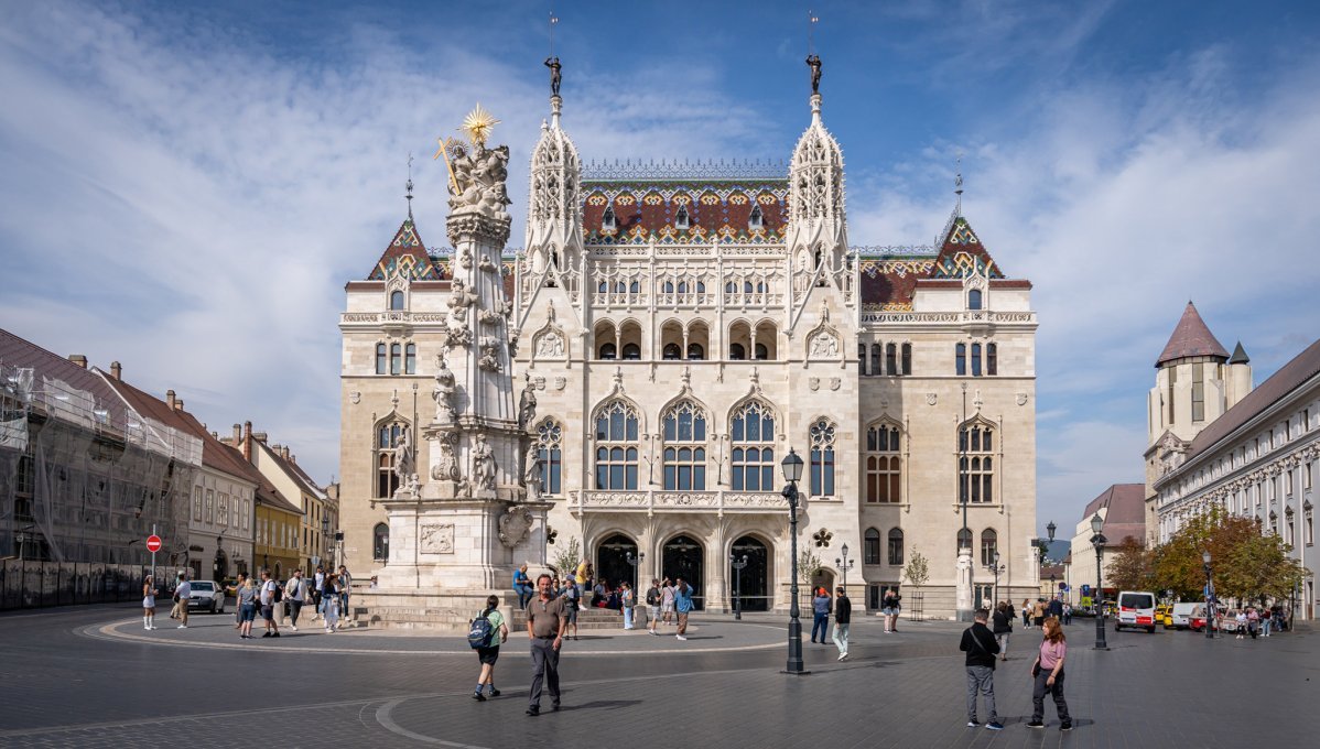 A Pénzügyminisztérium újjáépített főhomlokzata a Szentháromság téren, mely napjainkban a Belügyminisztériumnak ad helyet (Fotó: Both Balázs/pestbuda.hu) thumb_8141_default_big.jpg