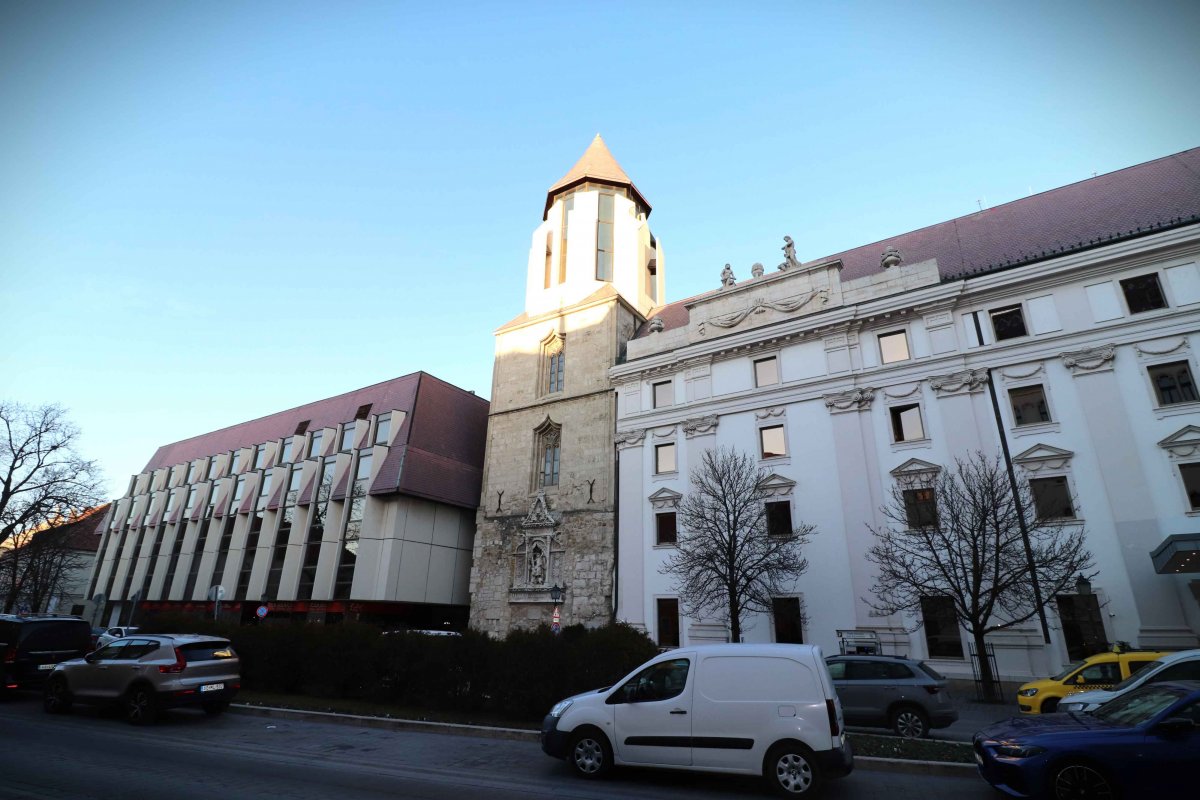 A Hilton Szálló déli (jobbra, a régi kamarai épület maradványa) és északi (balra) szárnya, középen a Szent Miklós-toronnyal napjainkban a Hess András tér felől (Fotó: Dubniczky Zsolt/pestbuda.hu) IMG_7253_1.jpg