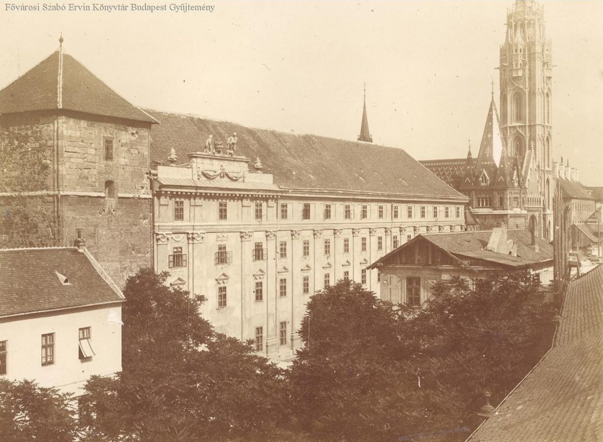 A Pénzügyminisztérium (korábban a Magyar Udvari kamara) épülete a Budai várban az 1900-as évek elején. Tőle balra (északra) a Szent Miklós-torony (Forrás: FSZEK Budapest Gyűjtemény) FSZEK_020917.jpg