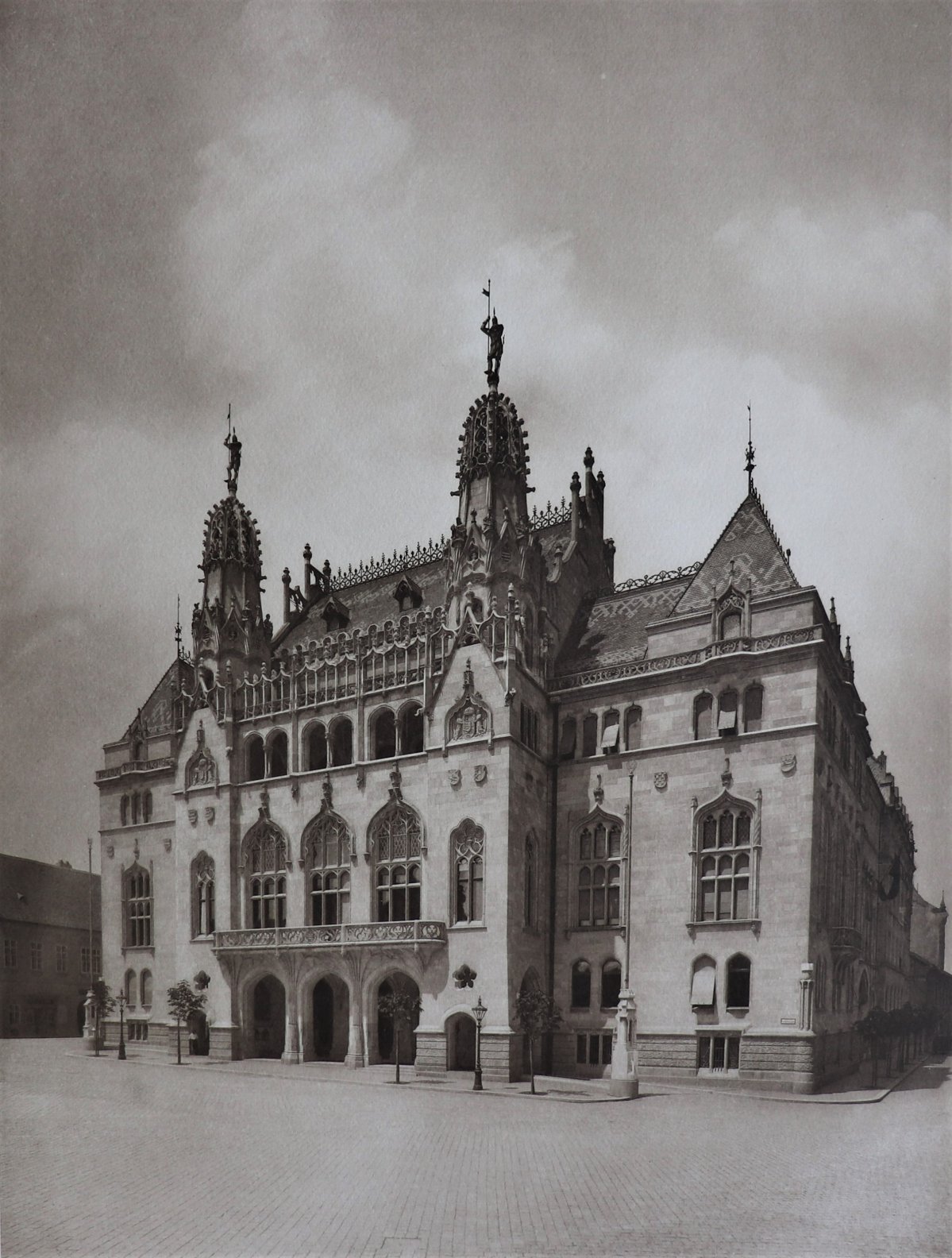 A Fellner Sándor tervezte Szentháromság téri pénzügyminisztériumi palota főhomlokzata (Forrás: Fellner Sándor: A magyar királyi Pénzügyminisztérium palotája. Budapest, Állami Ny., 1908.) IMG_5289_főhomlokzat_album.JPG