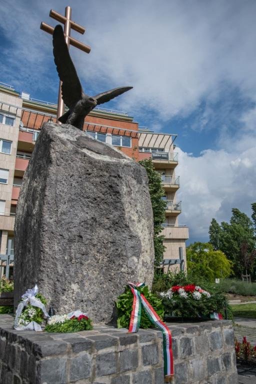 Trianon emlékmű a XIV. kerület Istvánmezei út 2. szám alatt, a Dózsa György út és a Thökoly út kereszteződésében (Fotó: trianoniszemle.hu) 20200604_koszoruzas_trianon_-13.jpg