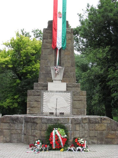 Ereklyés Országzászló Rákosligeten, XVII., Pesti út 82. (Fotó: rakosmente.hu) 591b3cae-c375-428a-9e50-afd73e0f2758.jpg