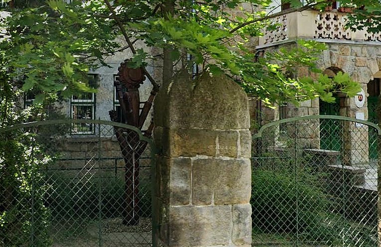 A Nemzeti összetartozás emlékfája a Baár-Madas Református Gimnázium előkertjében, II. kerület, Lorántffy Zsuzsanna utca 3. (Fotó: Google maps) 1425b460-db35-4bc9-b1b1-1f213e759f5e (1).jpg