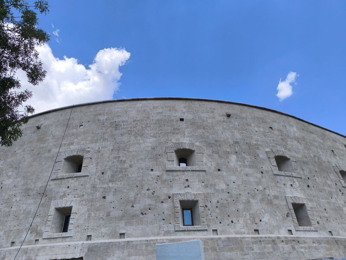 A Citadella falán megőrizték a golyónyomokat (Fotó: Bukovszki Péter/pestbuda.hu) Citadella fal.jpg