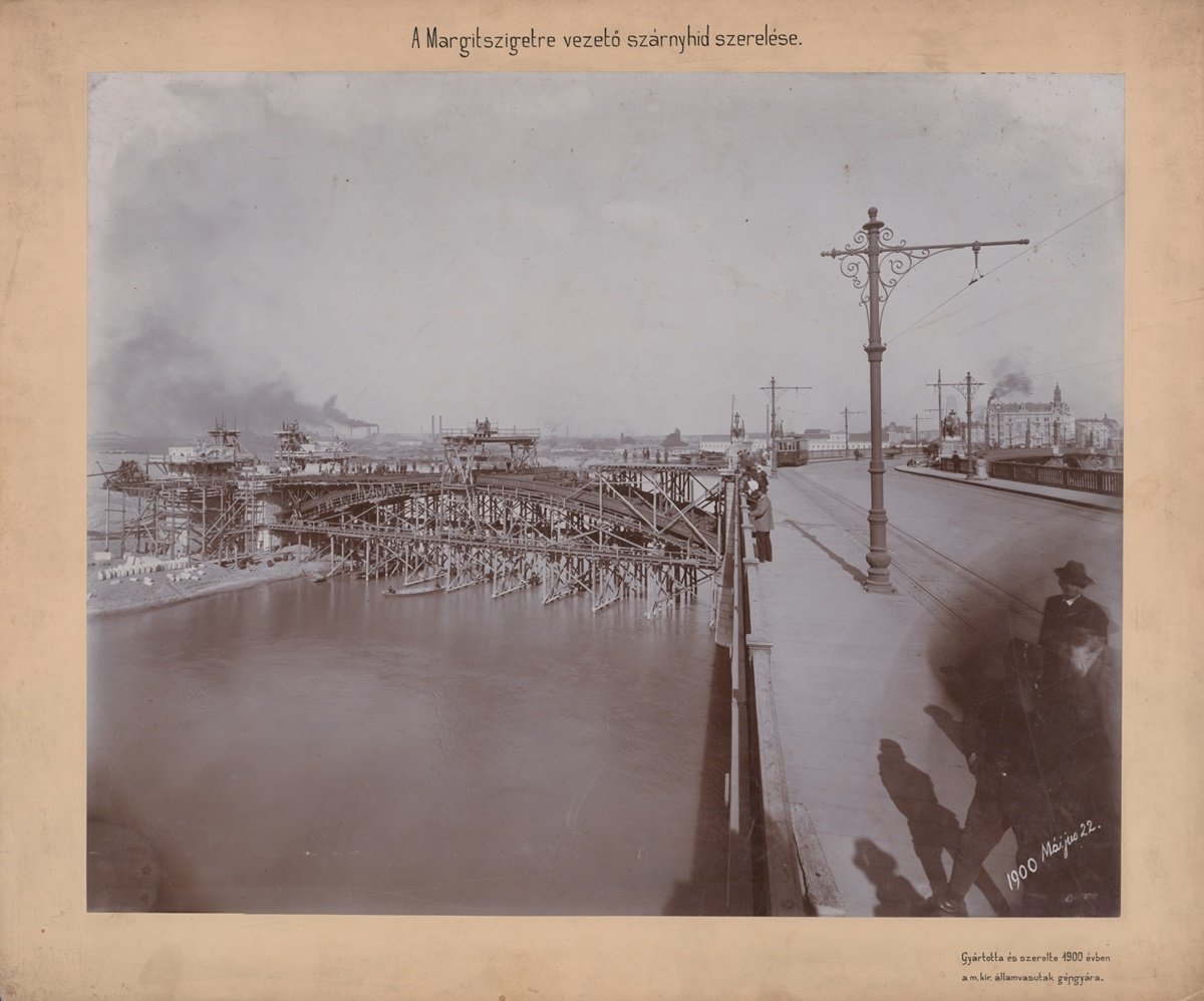 Épül a szárnyhíd 1899-ben (Fotó: Magyar Műszaki és Közlekedési Múzeum, ltsz: TFGY 1765) MMKM_TFGY_1765_v.jpg