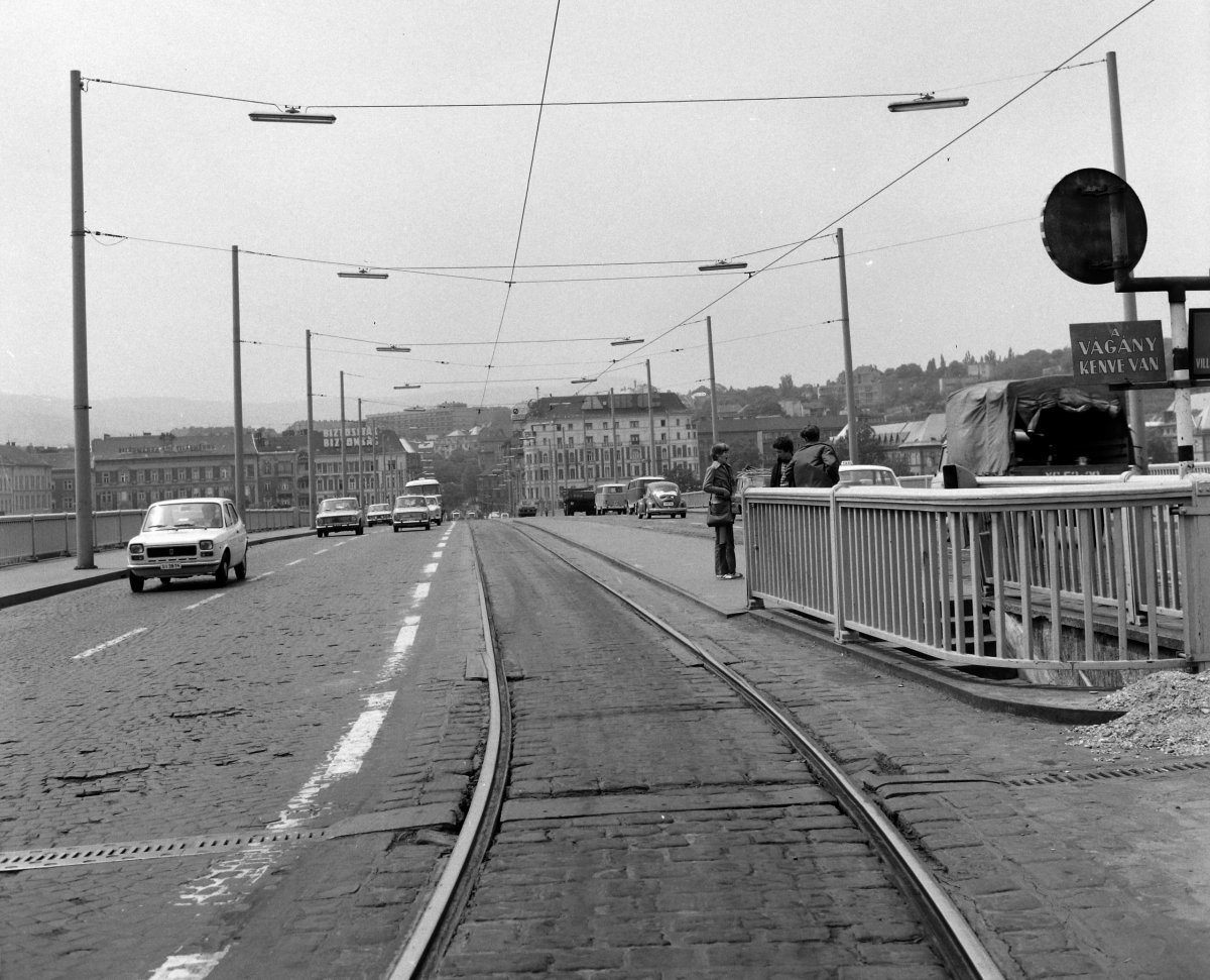 A Margit hídon évtizedekig aluljárón keresztül lehetett elérni a szárnyhíd járdáit. (Fotó: Fortepan, UVATERV) fortepan_98620.jpg