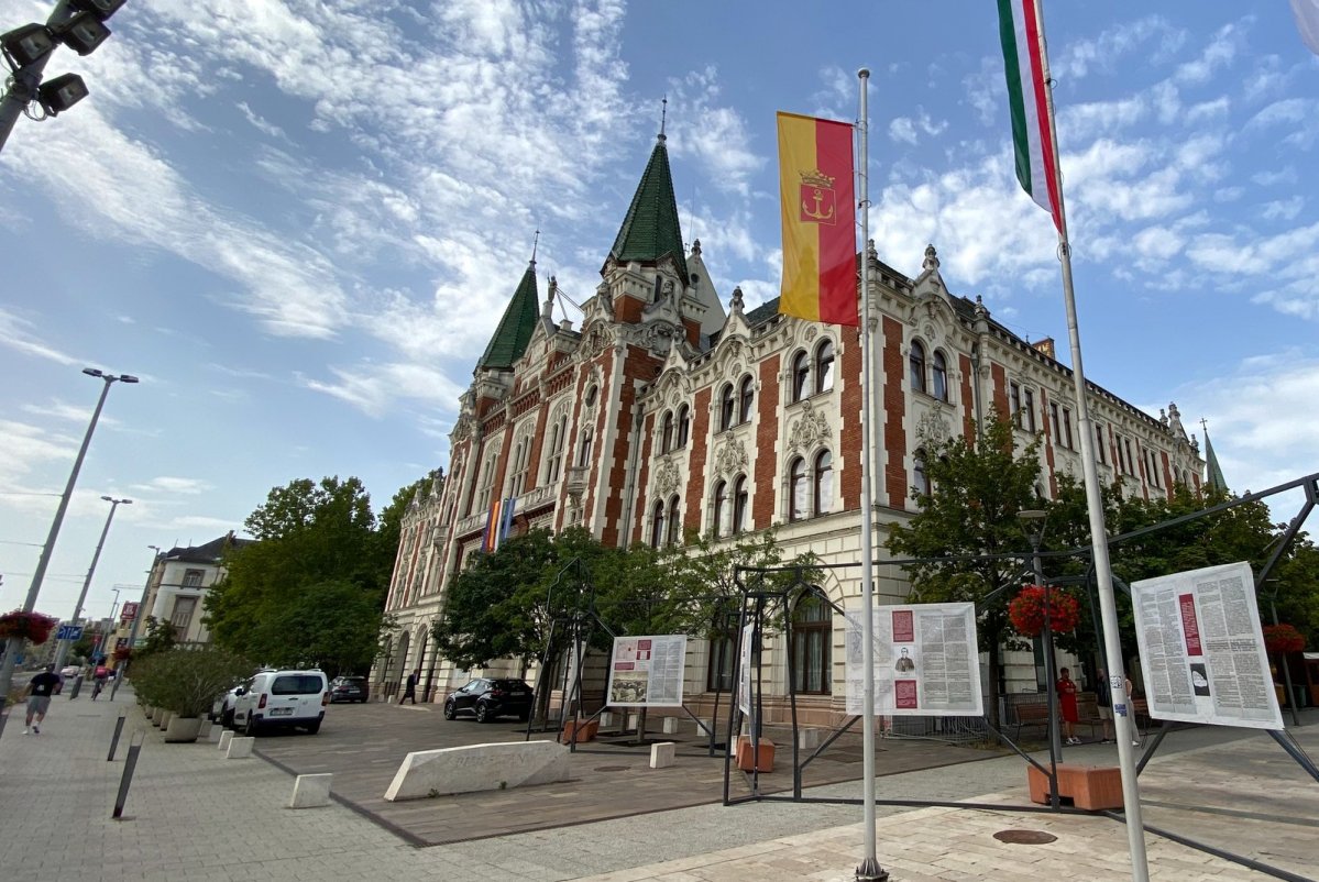 A Városháza mellett felállított új szabadtéri kiállítás bemutatja Újpest múltjának meghatározó pillanatait (Fotó: Újpesti Önkormányzat) 539452799_1626090345411825_272405410970157218_n (1).jpg
