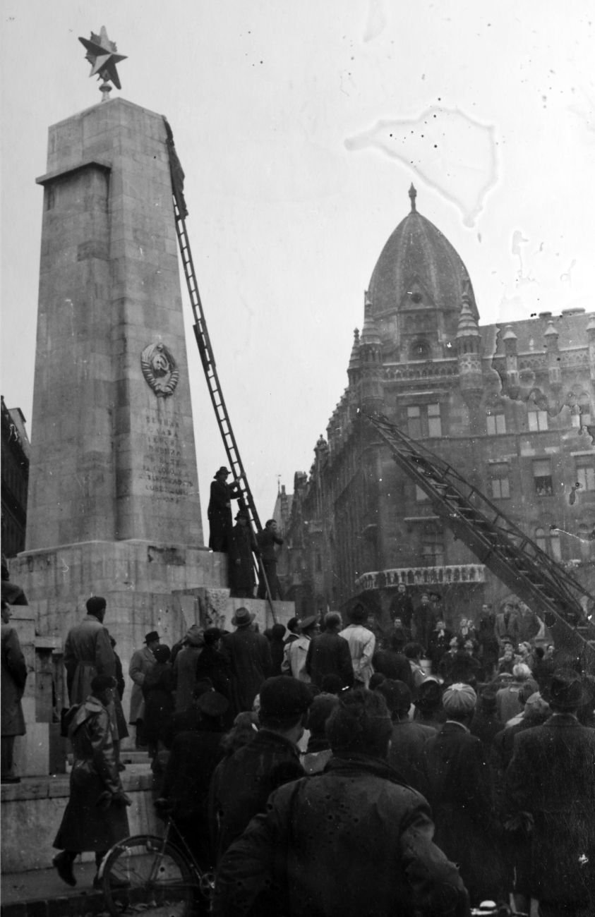 Eltávolítják a jelképeket a szovjet emlékműről a Szabadság téren (Fotó: Fortepan/Képszám: 272230) fortepan_272230.jpg