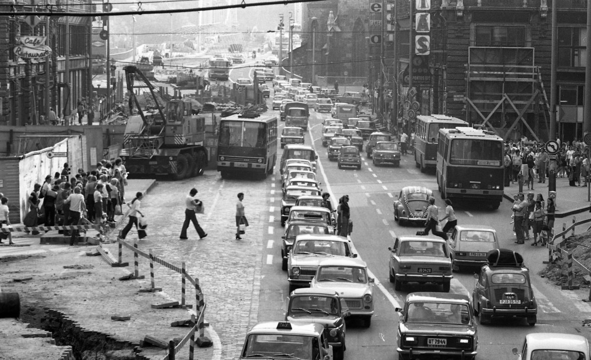 Az Ikarus 200-as buszok az 1970-es években jelentek meg Budapesten (Fotó: Fortepan, képszám 88615) fortepan_88615.jpg