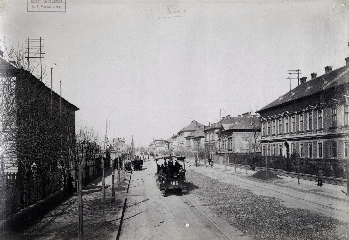 Lóvasút a XIX. század végén (Forrás: Fortenap/Budapest Főváros Levéltára. Levéltári jelzet: HU.BFL.XV.19.d.1.07.083) 01 lóvasút bfl.jpg