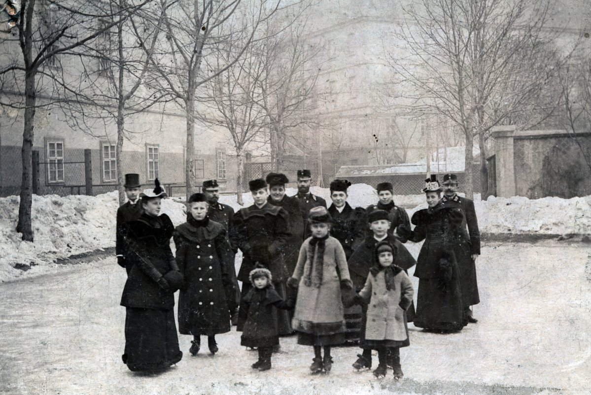 Korcsolyázók a mai Szabdság téren (Fotó: Fortepan/képszám: 229921) fortepan_229921.jpg