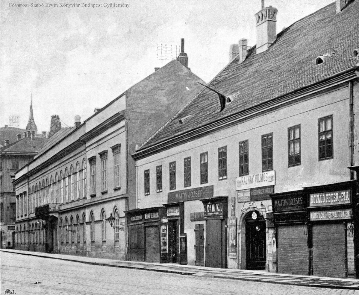 Deák Ferenc utolsó pesti lakhelye a Hadik ház. A pesti egyetem utcai gróf Károlyi-palota mellett jobb oldalt álló Harruckern-Wenckheim-ház az 1890-es évek elején (Forrás: FSZEK, Budapest Gyűjtemény) FSZEK_000783.jpg