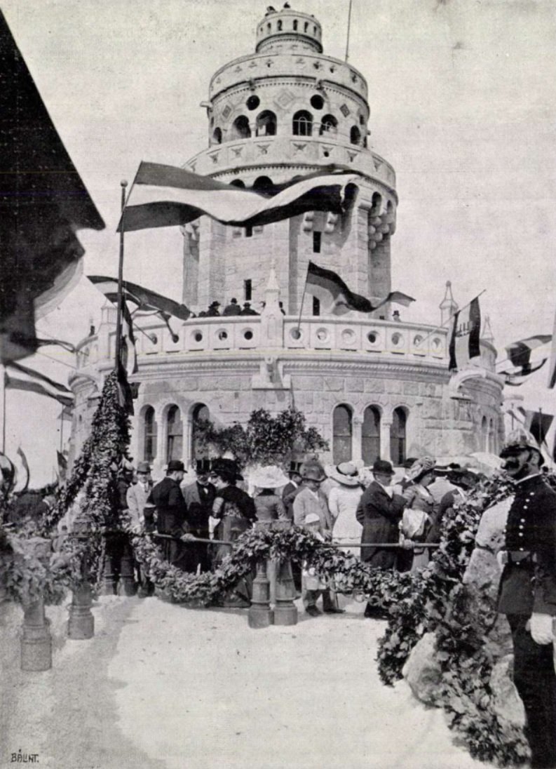 Az Erzsébet-kilátó az ünnepélyes átadón (Forrás: Élet, 1910. szeptember 18.) Erzsébet kilátó ünnepélyes átadó - 1910 Élet Újság.jpg