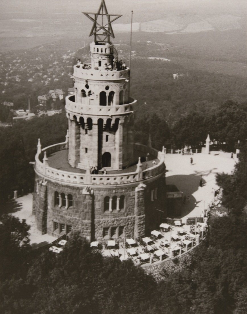 Az 1950-es években egy nagy világító vörös csillag került a kilátó tetejére (Forrás: Hegyvidéki Helytörténeti Gyűjtemény) Erzsébet-kilátó az 1950-es években.jpg