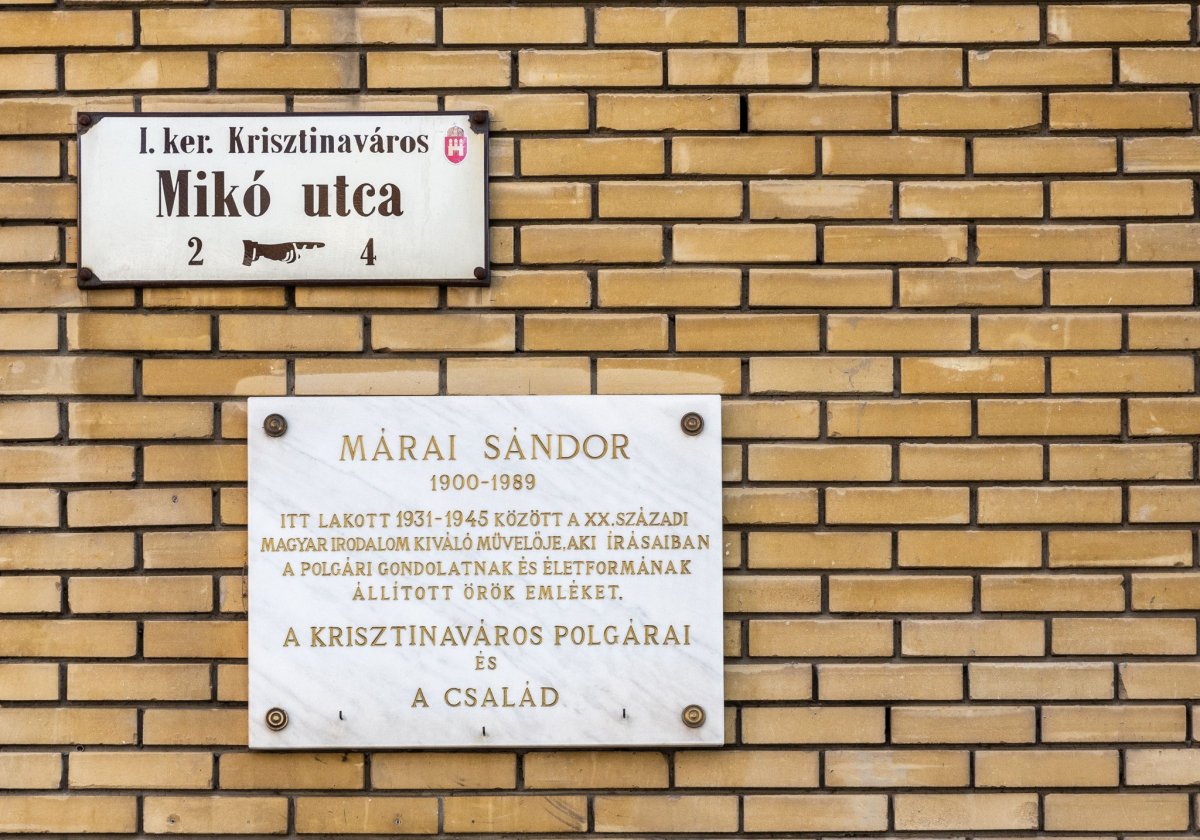 Emléktábla a Mikó utca 2. számú ház falán 2020-ban, az épület a II. világháború után készült, Márai lakóháza ugyanis megsemmisült (Fotó: Both Balázs/pestbuda.hu) márai_DSC_4435.jpg