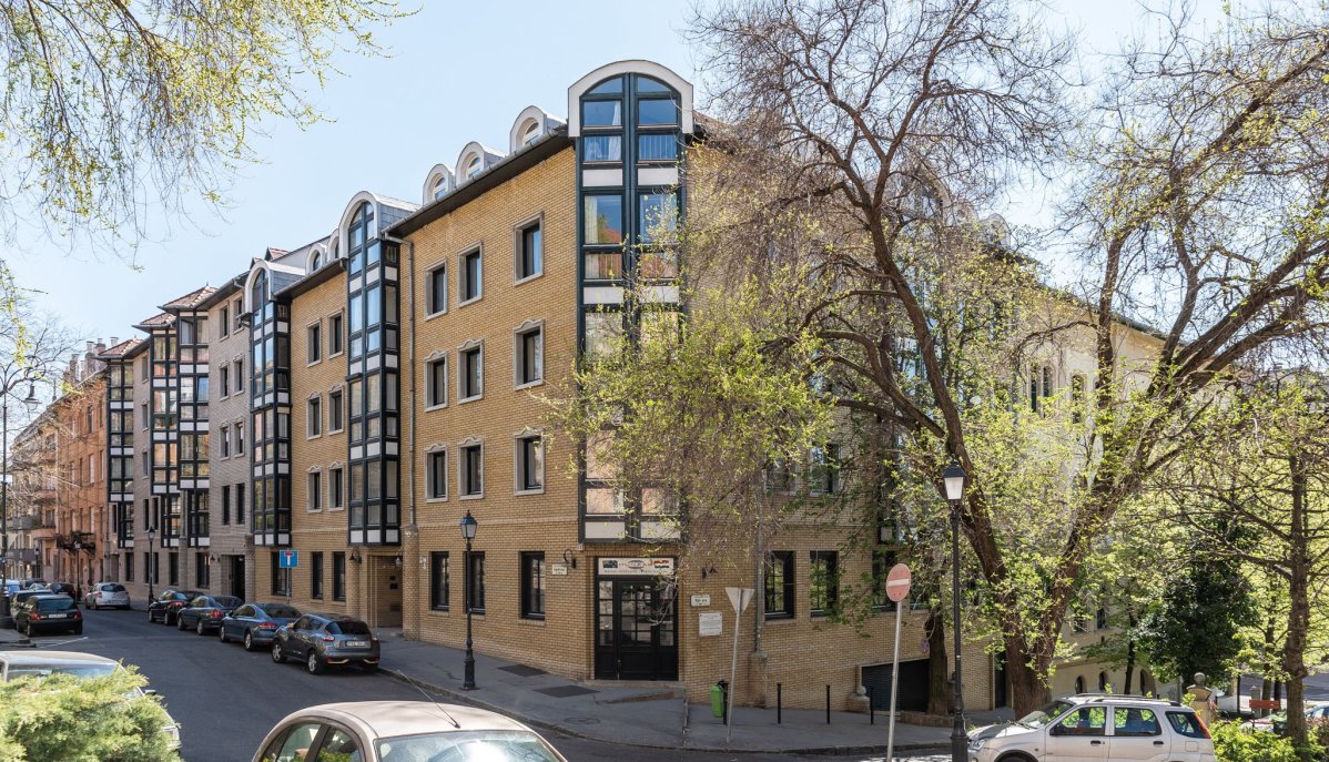 Jobbra, az I. kerületi Logodi utca sarkán a Mikó utca 2. Itt élt Márai 1931-től 1945-ig, de nem ebben a házban, azt az épületet ugyanis a háború után elbontották (Fotó: Both Balázs/pestbuda.hu) márai_DSC_4440.jpg