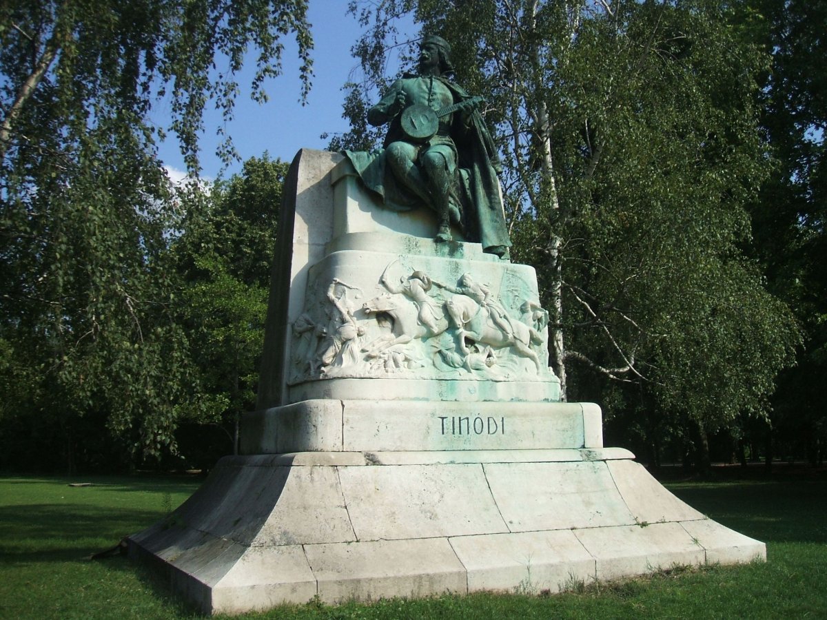 Tinódi Lantos Sebestyén szobra a Népligetben (Fotó: Wikipédia) Tinódi_Lantos_Sebestyén_szobra_Budapesten wikipédia (1).jpg