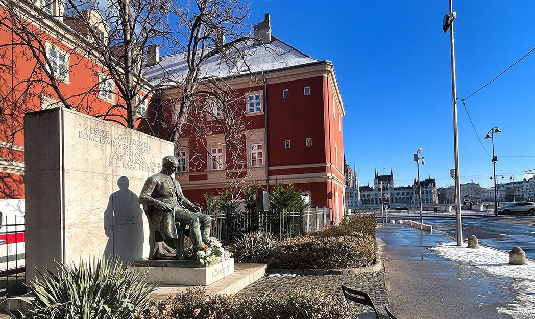 Kölcsey Ferenc szobra jelenlegi helyén, a Batthyány tér szélén, alacsony talapzaton (Fotó: Kozics Júlia/pestbuda.hu) Kölcsey szobra 2022 január.jpeg