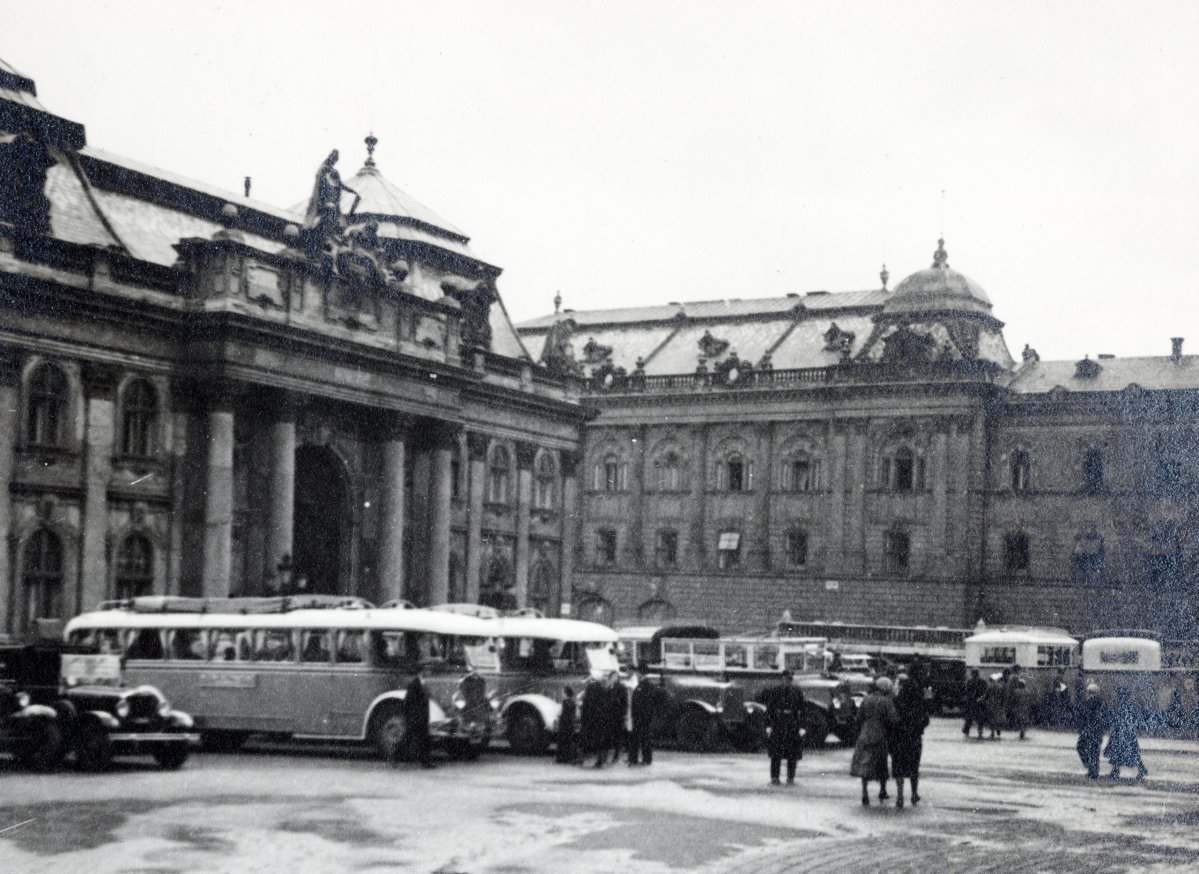 Az 1930-as években az autóbuszok már kiforrott,. kényelmes járműveknek számítottak (Fotó: Fortepan/ képszám:228585) fortepan_228585.jpg