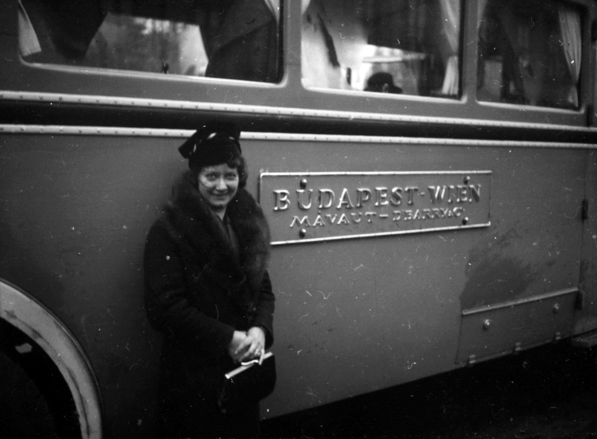 Autóbusszal Bécsbe utazni olcsóbb volt,mint vonattal (Fotó: Fortepan / Képszám: 71136) fortepan_71136.jpg