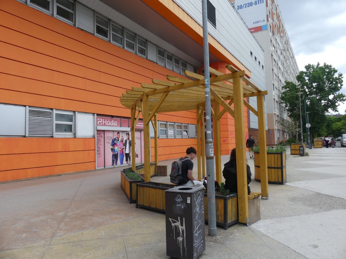 Örs vezér tér pihenősziget pihenősziget.JPG