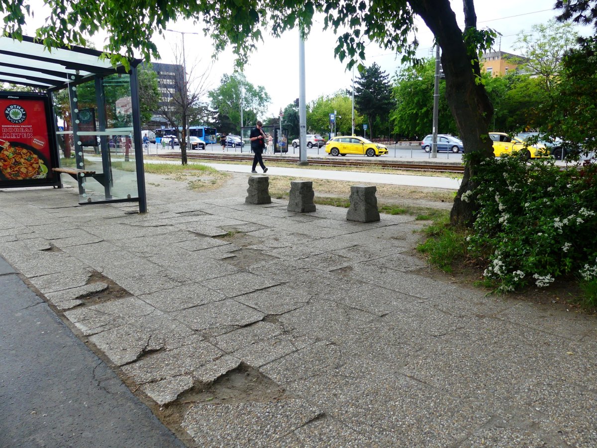 Örs vezér tér repedezett burkolat repedezett burkolat.JPG