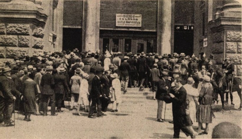 Látogatók 1926-ban az Országos Embervédelmi Kiállításon Embervédelmi Kiállítás_Városliget_1926_látogatók_Színházi Élet.jpg