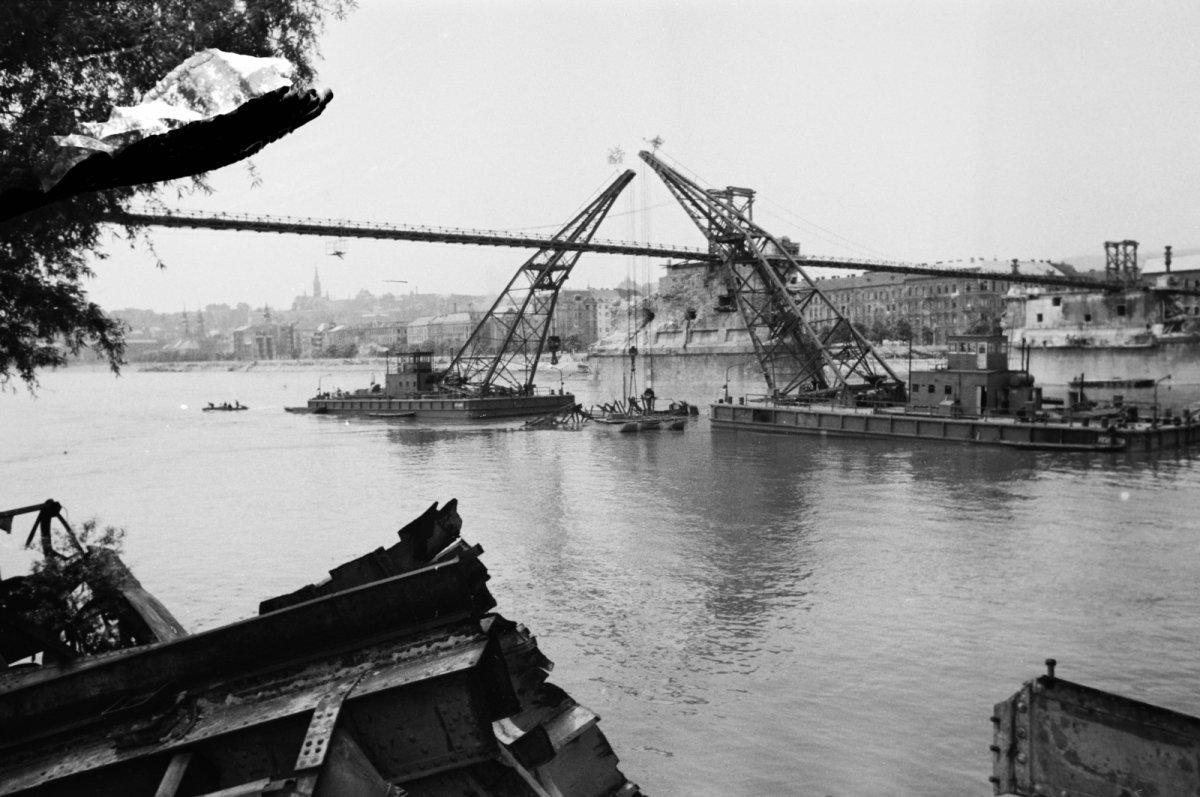A roncskiemelésben is jelentős segítség volt az Ady Endre és a József Attila úszóradu (Fotó: Fortepan / Képszám: 266256) fortepan_266256.jpg