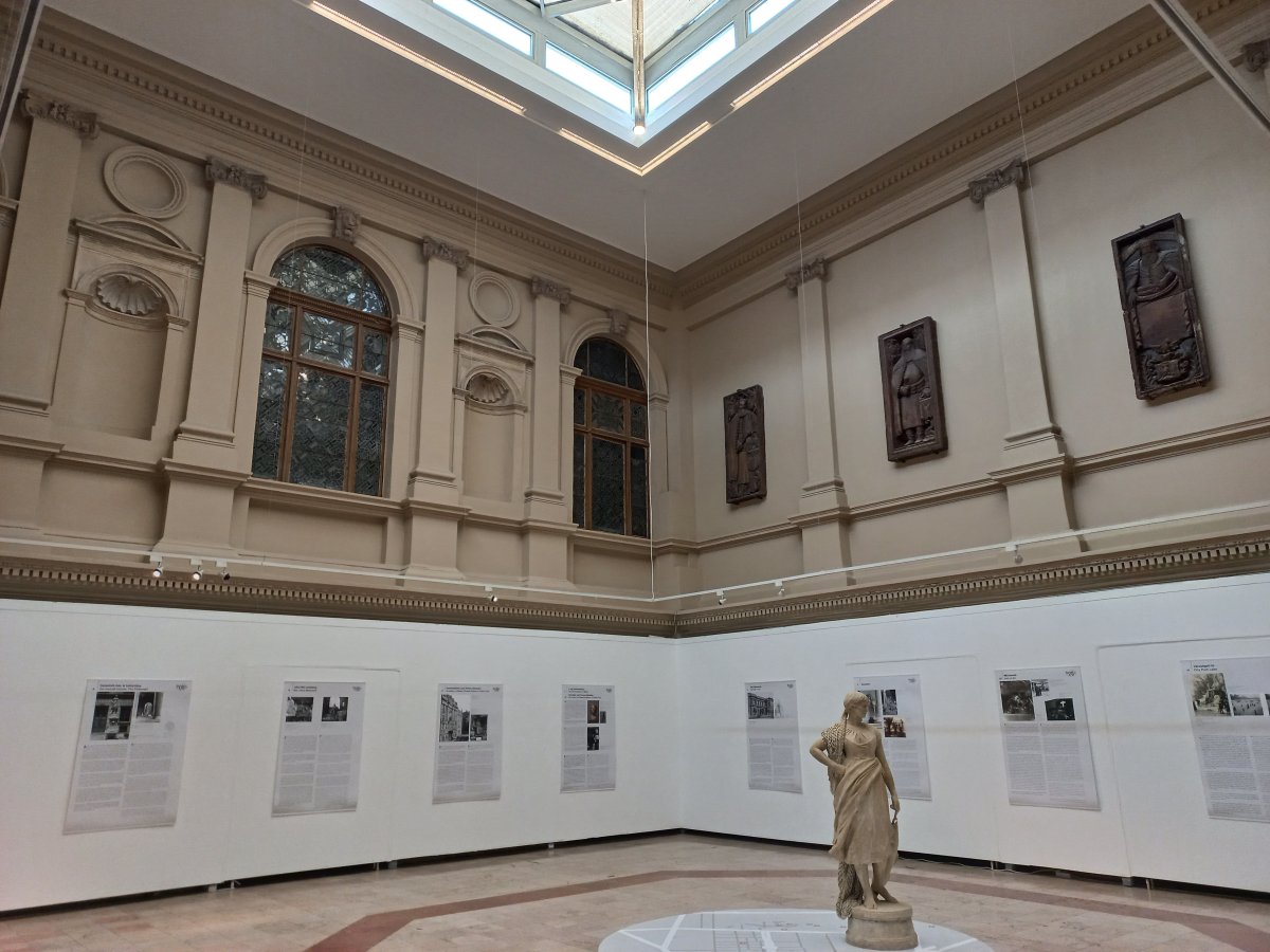 A földszinti aula a köztéri szobrokkal foglalkozik (Fotó: Dobó Dávid/pestbuda.hu) 08 udvar str.jpg